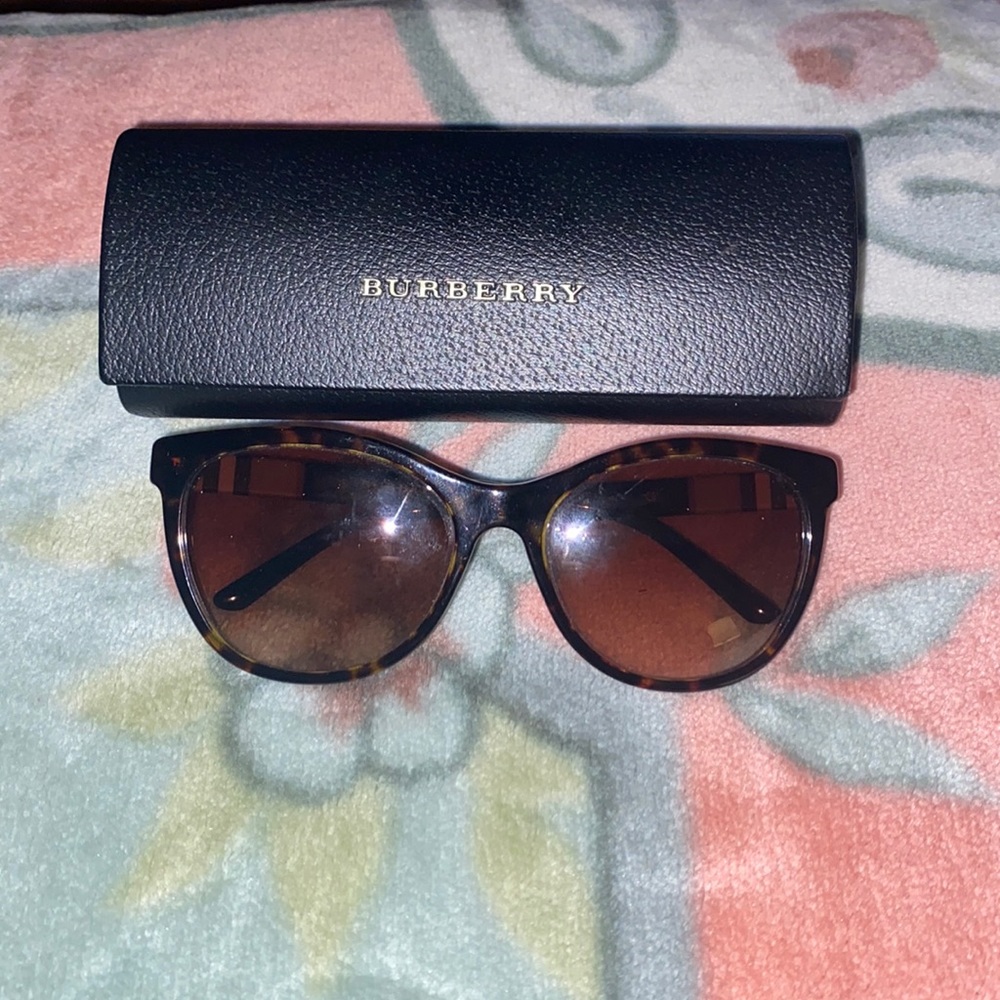 💯 authentic Burberry sunglasses 😎